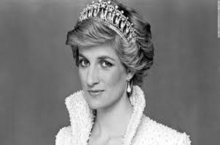 Công nương Diana sinh ngày 1/7/1961 trong một gia đình quý tộc ở làng Sandringham, Norfolk, Anh. Bà là con gái của Bá tước Spencer thứ 8. Được biết, dòng họ Spencer là một trong những gia đình danh tiếng lâu đời nhất tại Anh và từng có mối quan hệ mật thiết với gia đình Hoàng gia trong nhiều đời. Ảnh: CNN.